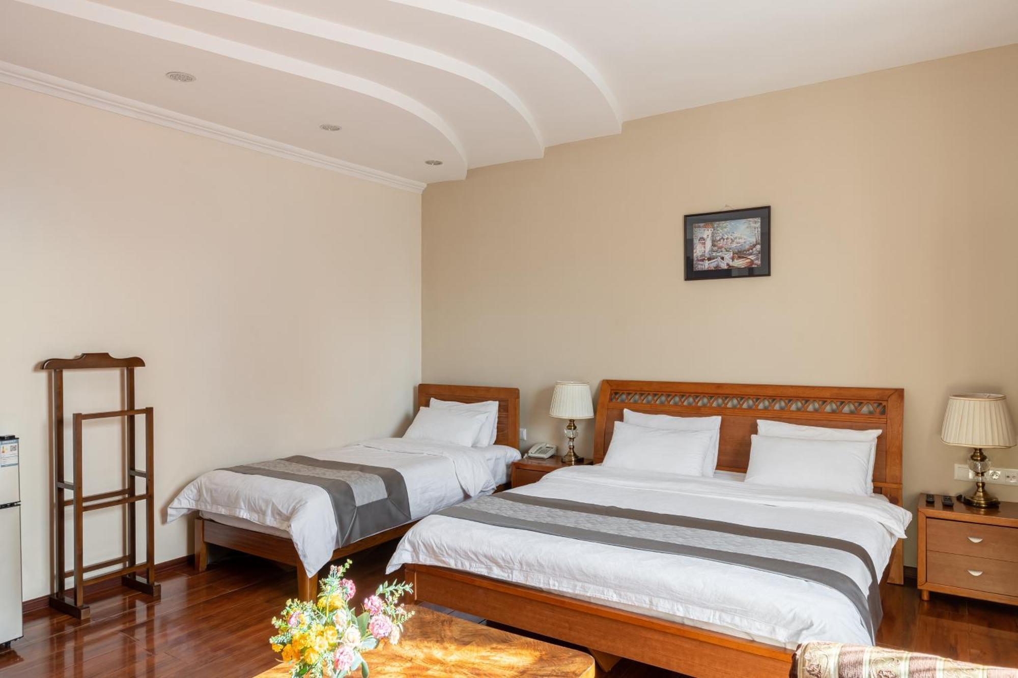 Soluxe Hotel Bishkek Exterior foto