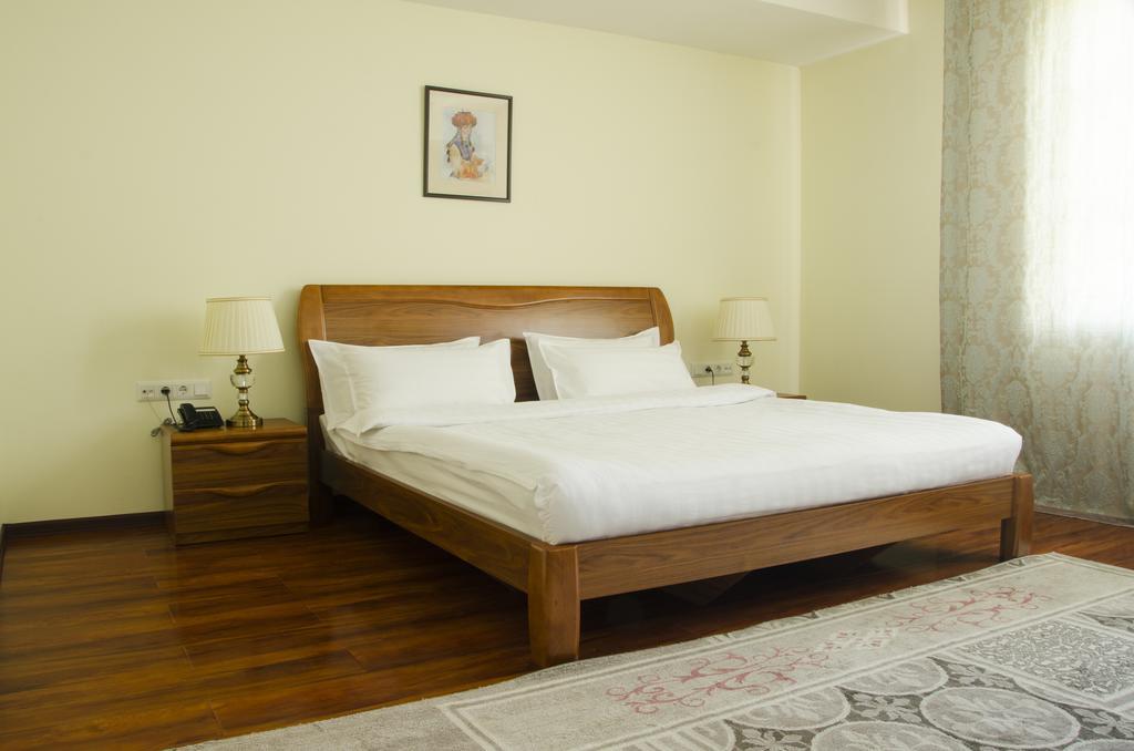 Soluxe Hotel Bishkek Exterior foto